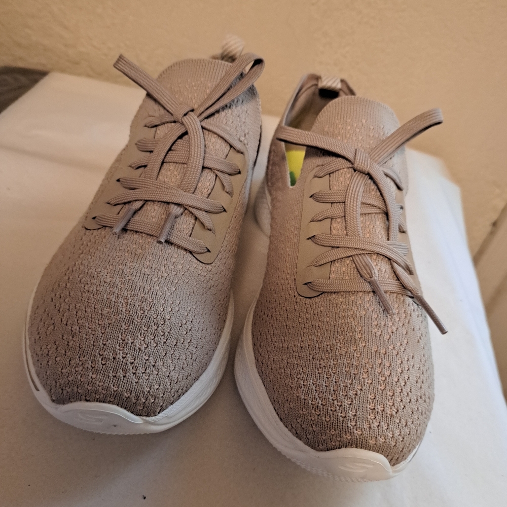 Final Price  New in box 7.5 Skechers GoGa Max Go Walk slip on shoes